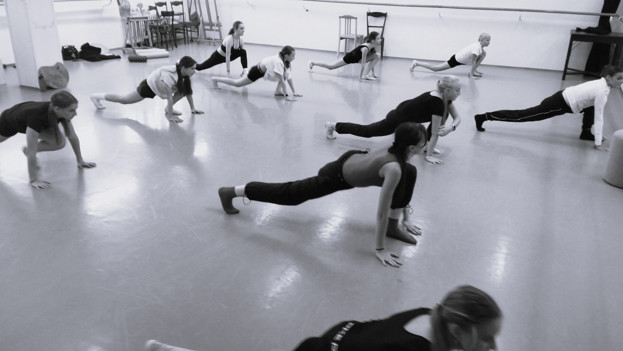 Účastníci workshopu při tanečním tréninku