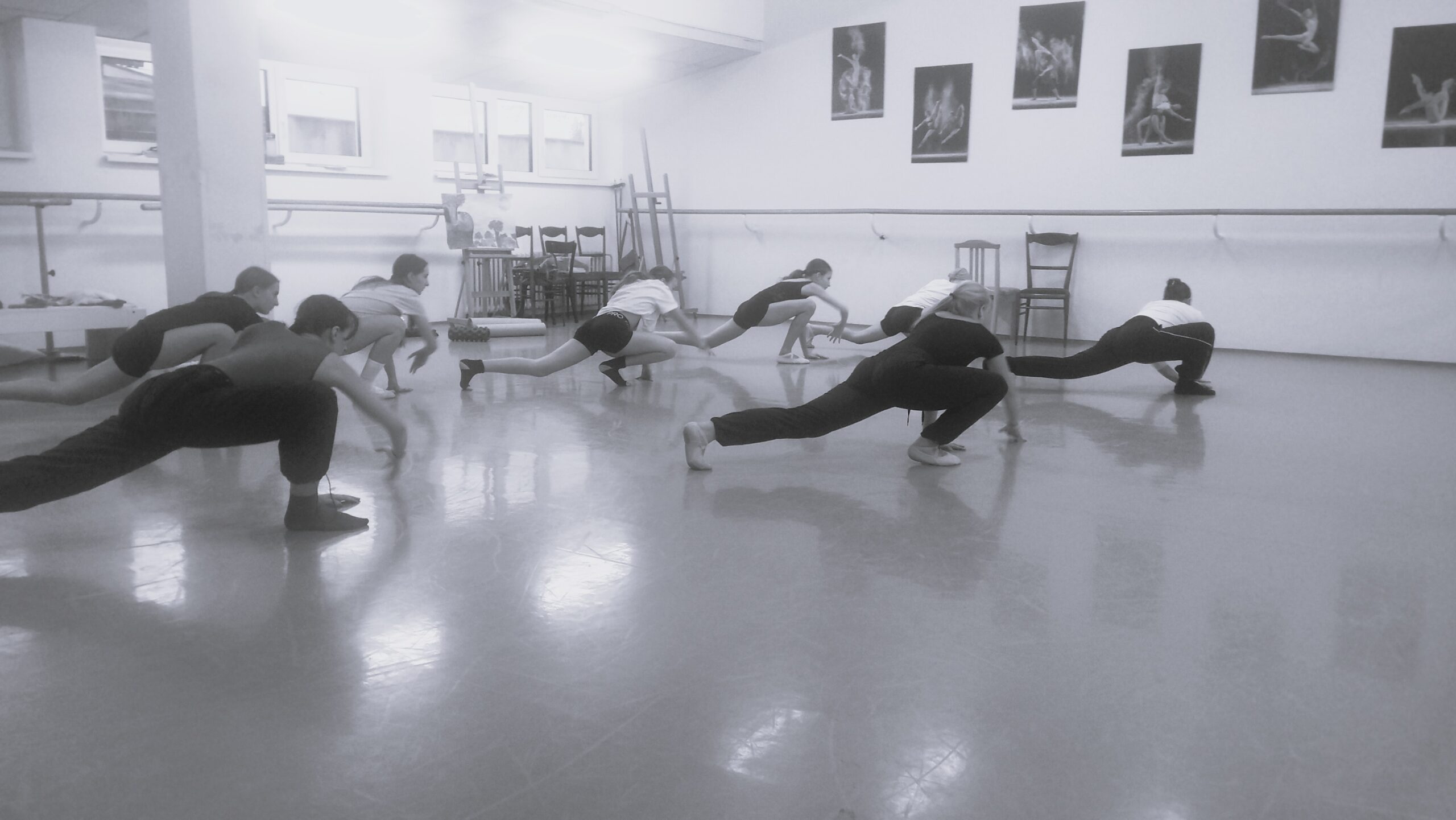 Účastníci tanečního workshopu během lekce