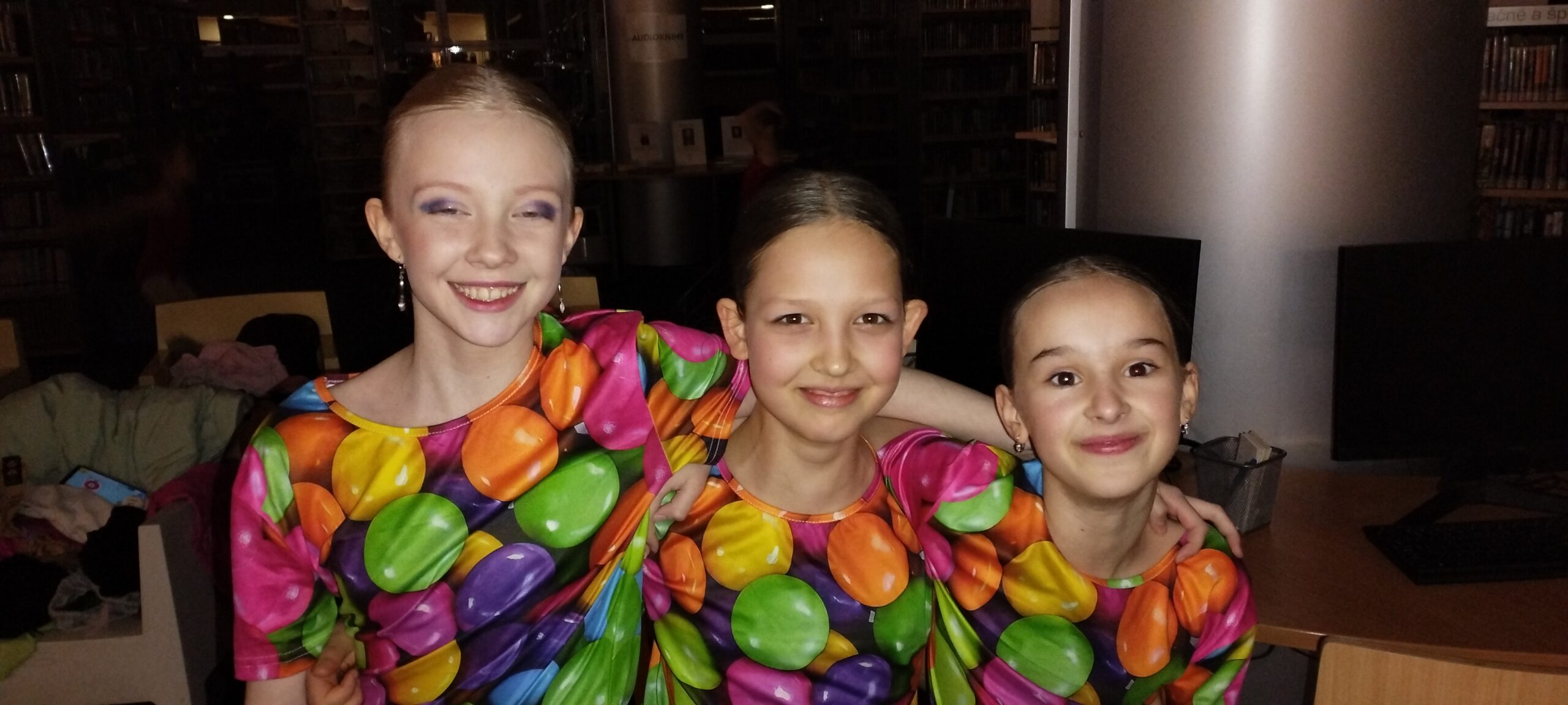 Skupinová choreografie dětských tanečnic Malex Ballet School během plesu