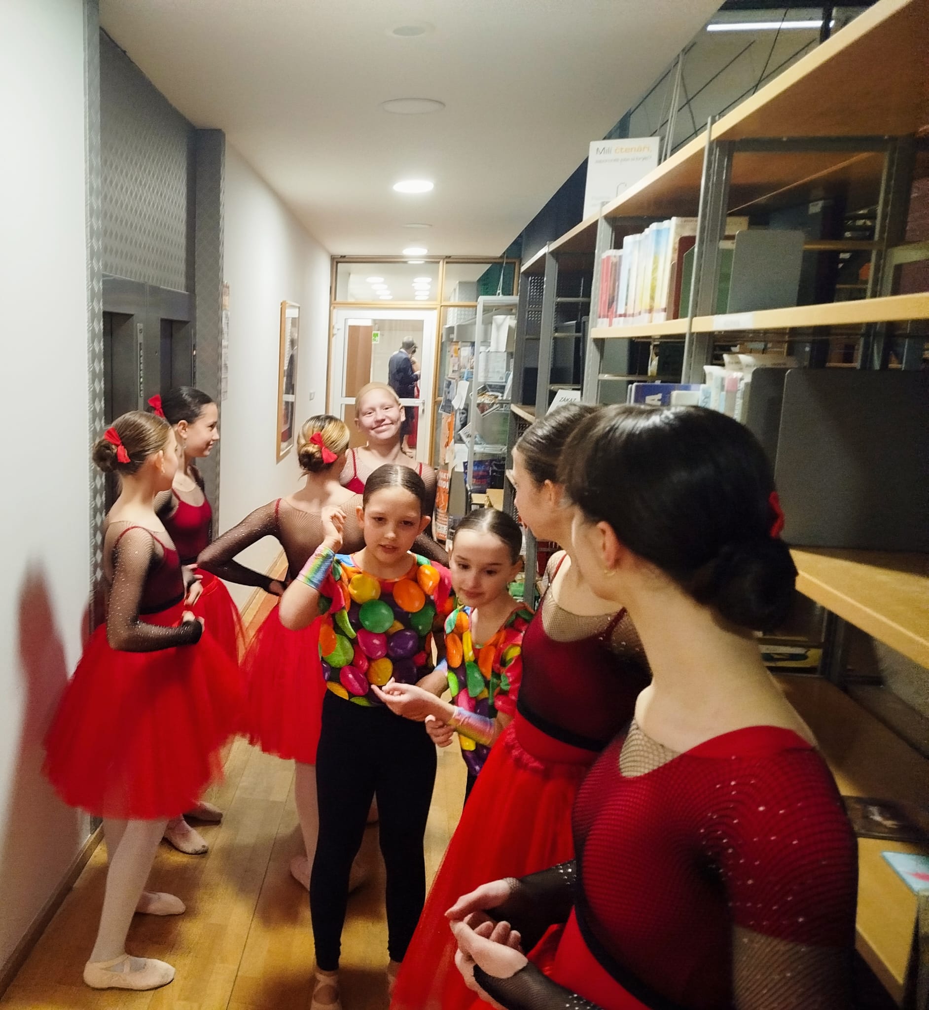 Závěrečná póza dětských tanečnic Malex Ballet School